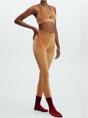 Fabletics Oasis Twist Velour
Sports Bra Emma Velour Legging Light Honey Size M